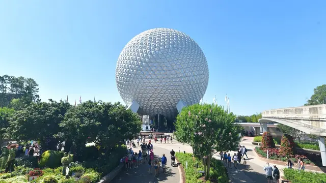 Spaceship Earth, símbolo do EPCOT, vista do alto com jardins e o caminho de entrada sob céu azul