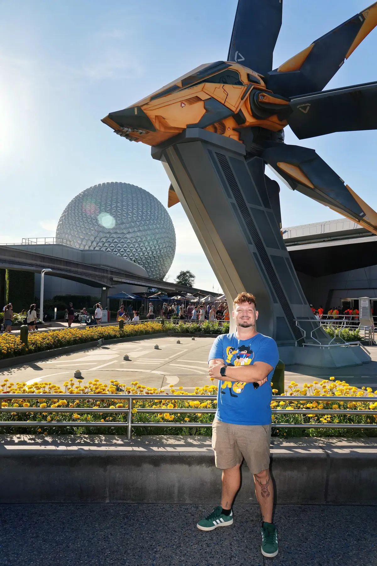 Thomaz de braços cruzados diante da nave de Guardians of the Galaxy, com a Spaceship Earth ao fundo, no EPCOT