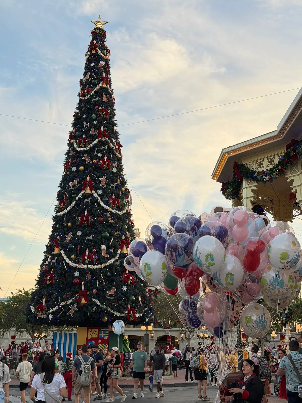 Árvore de Natal gigante e balões coloridos na Main Street, U.S.A., decorada para o Natal no Magic Kingdom