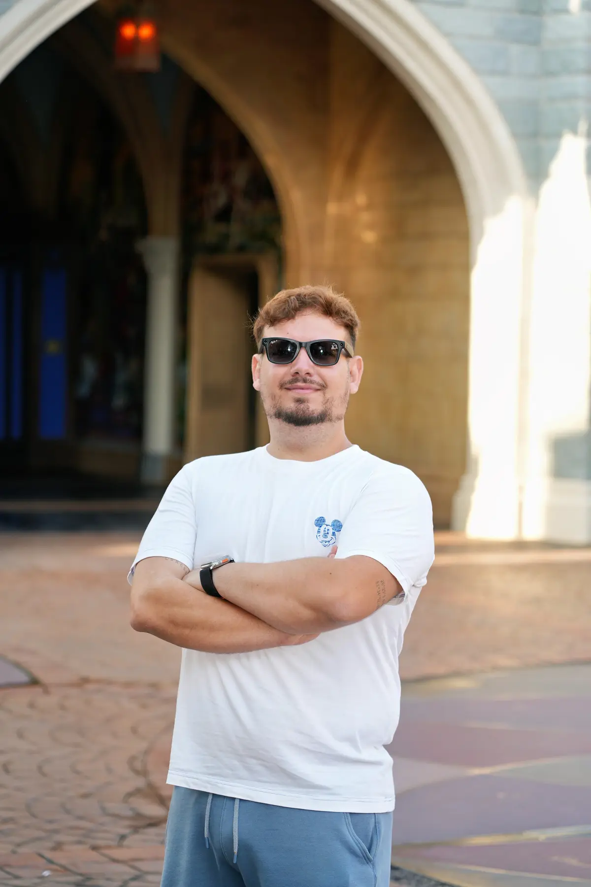 Thomaz, da Desenrola, de braços cruzados sob o arco do Castelo da Cinderela, no Magic Kingdom