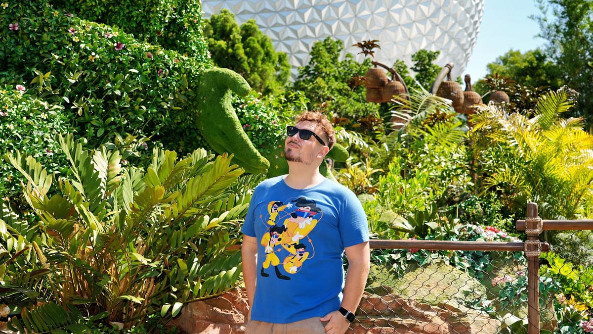 Thomaz diante da topiaria de Te Fiti, com a Spaceship Earth ao fundo, no festival Flower & Garden do EPCOT