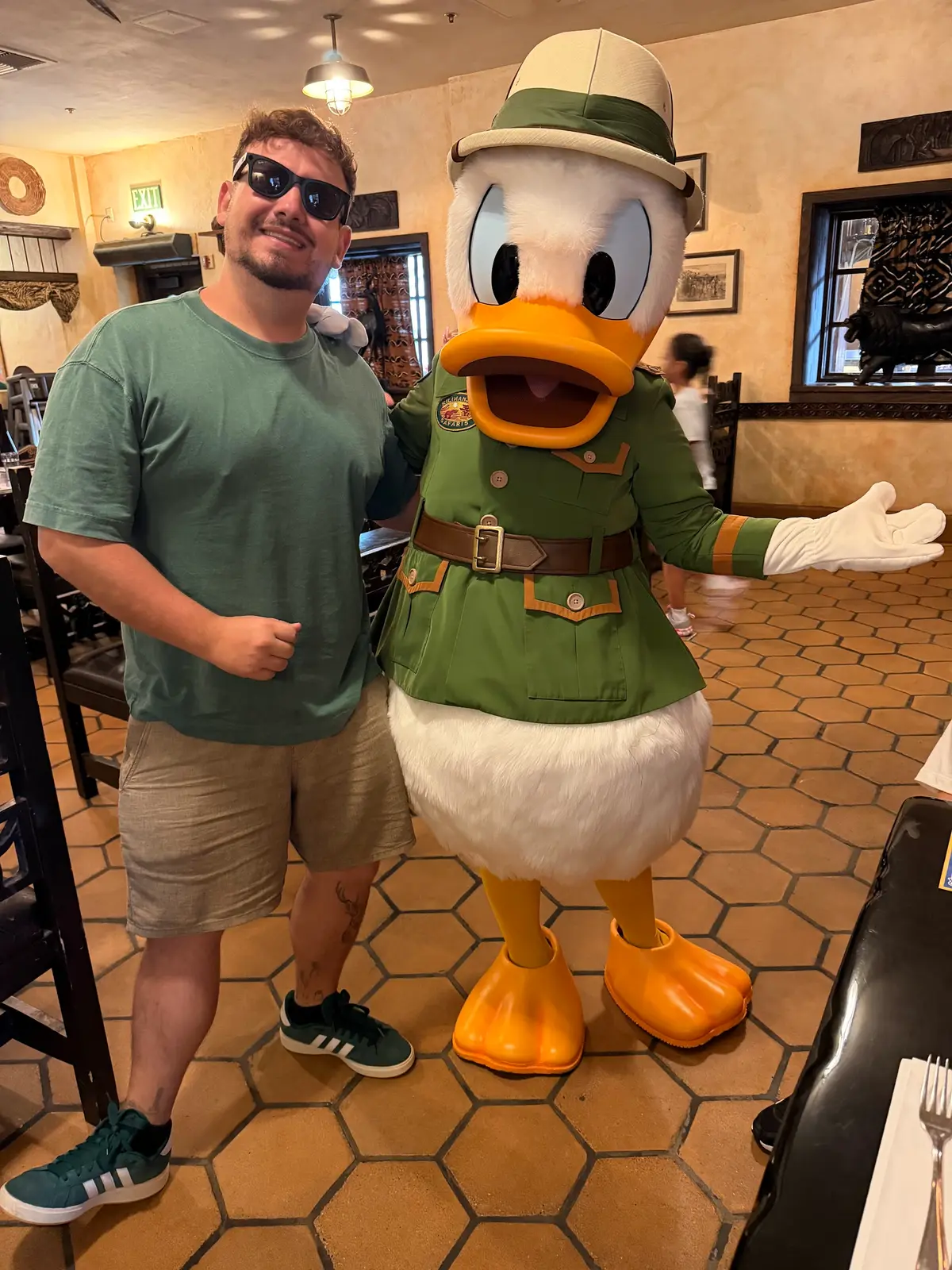 Thomaz posa com o Pato Donald em traje de safári no restaurante Tusker House, no Animal Kingdom