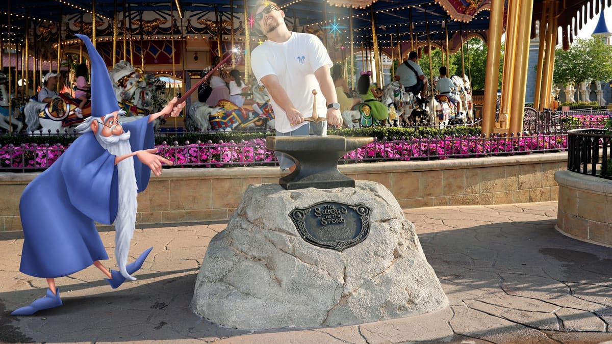 Thomaz tenta tirar a espada da pedra, com o Merlin em efeito Magic Shot, na Fantasyland do Magic Kingdom