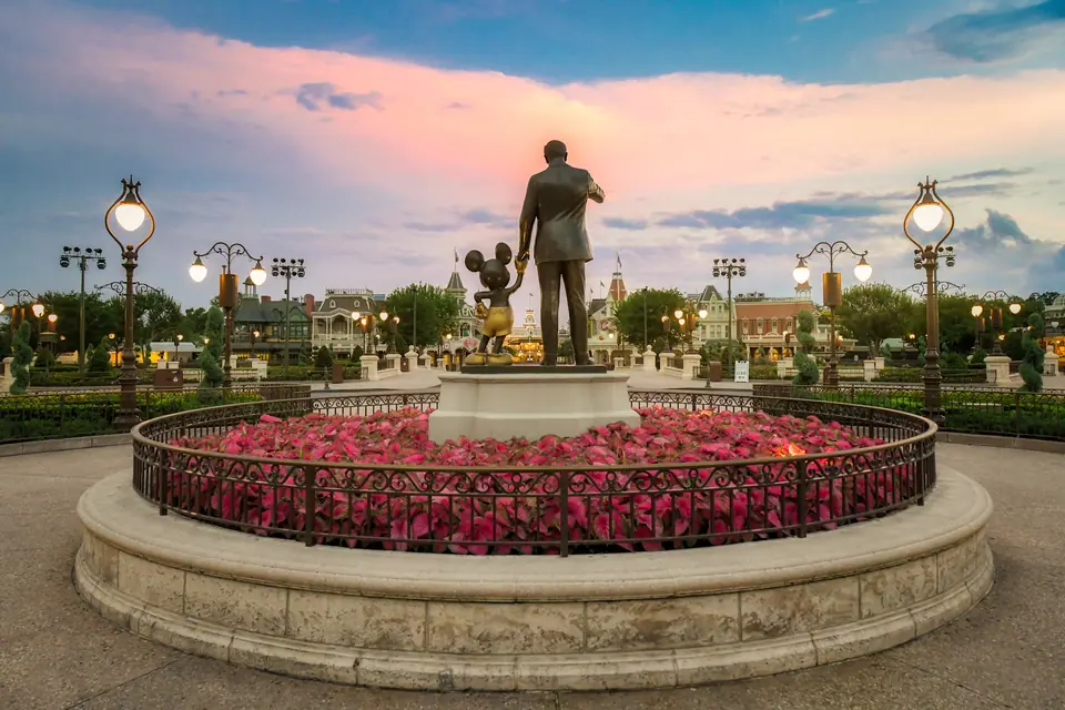 Estátua Partners, de Walt Disney e Mickey, no Magic Kingdom ao entardecer