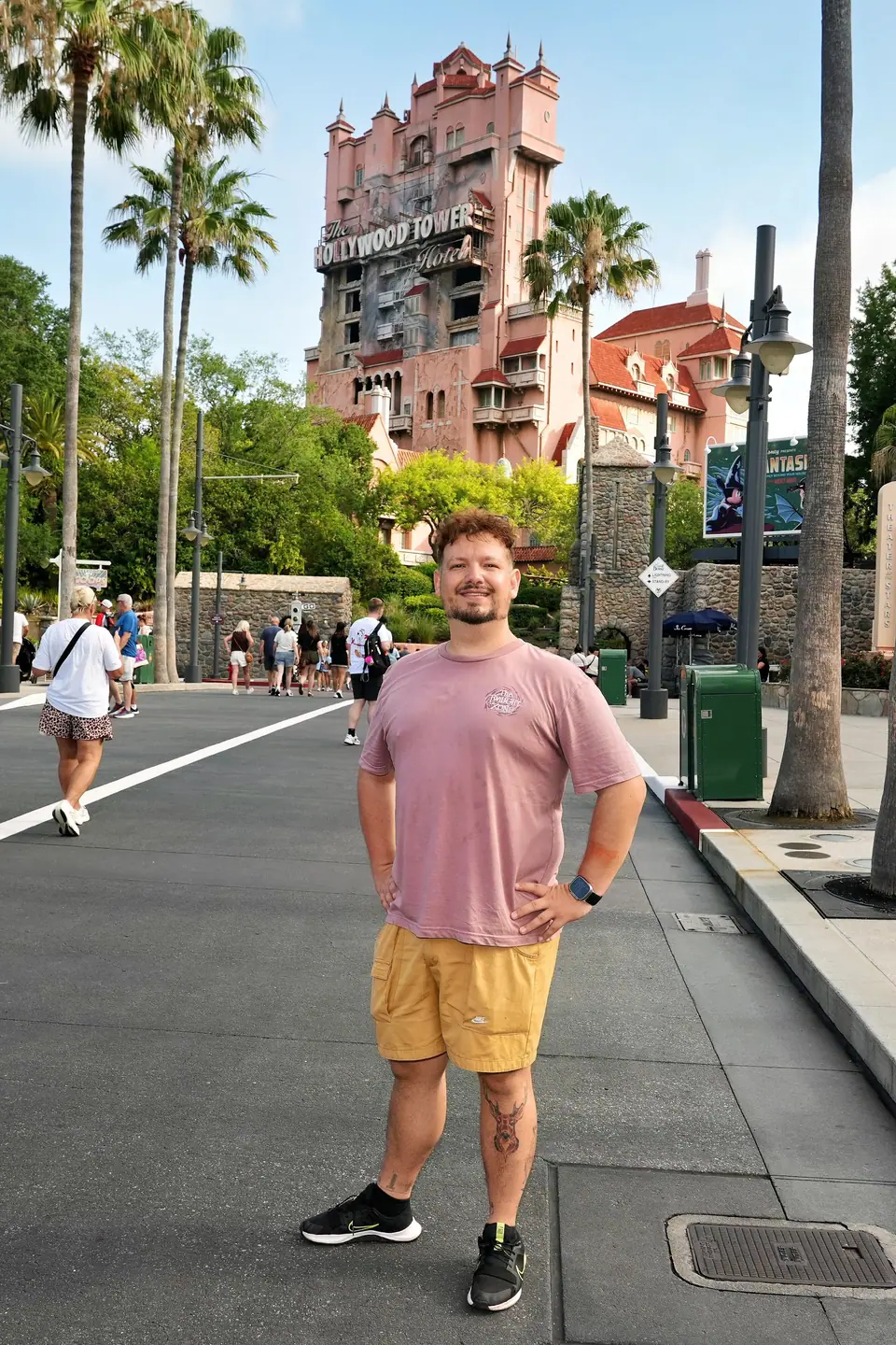 Thomaz na Sunset Boulevard do Hollywood Studios com a Tower of Terror ao fundo