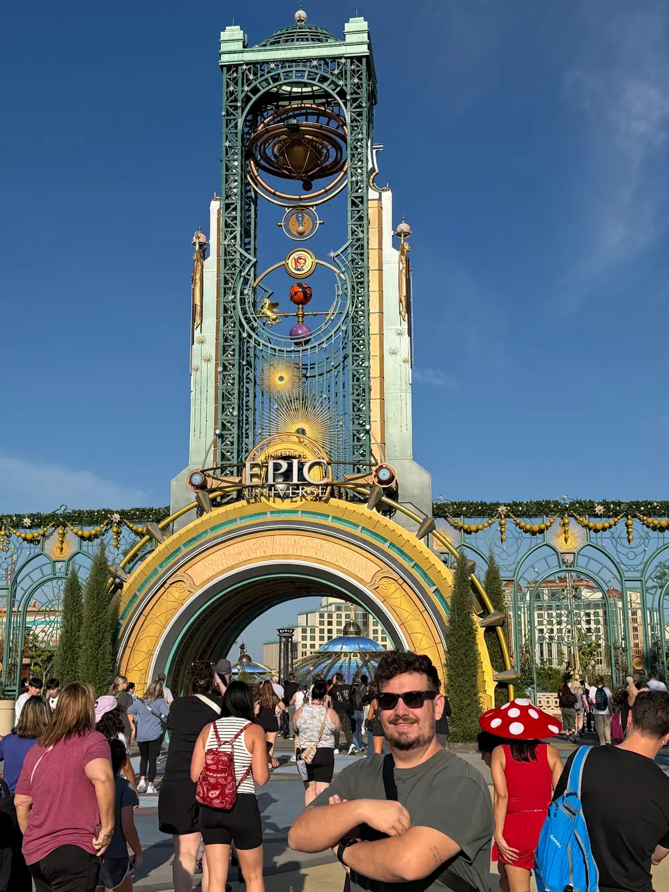 Thomaz em frente ao portal do Epic Universe, parque novo da Universal Orlando