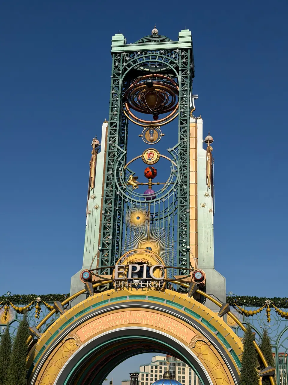 Torre Chronos no portal de entrada do Epic Universe