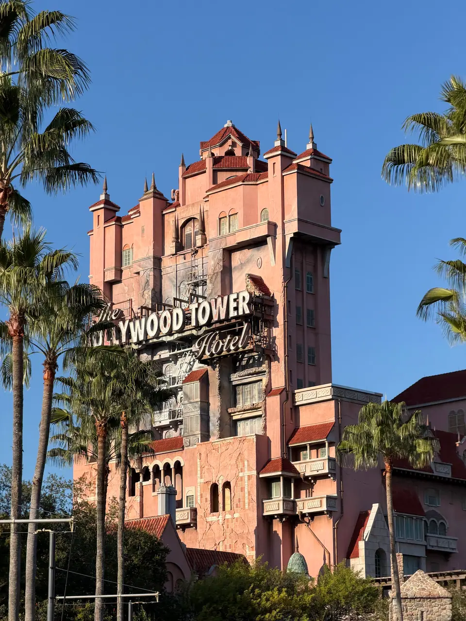 Tower of Terror entre palmeiras no Hollywood Studios