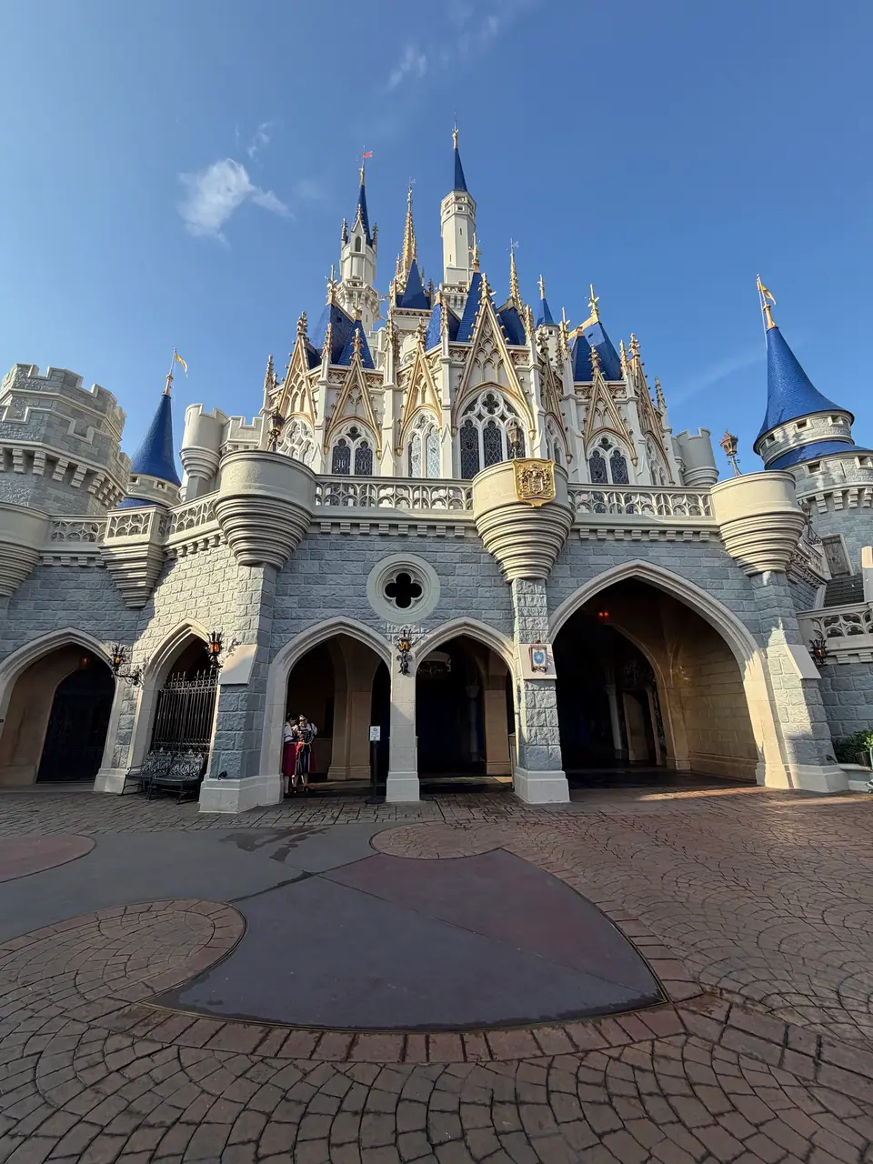 Castelo da Cinderela, onde fica a Bibbidi Bobbidi Boutique, no Magic Kingdom em dia de céu azul