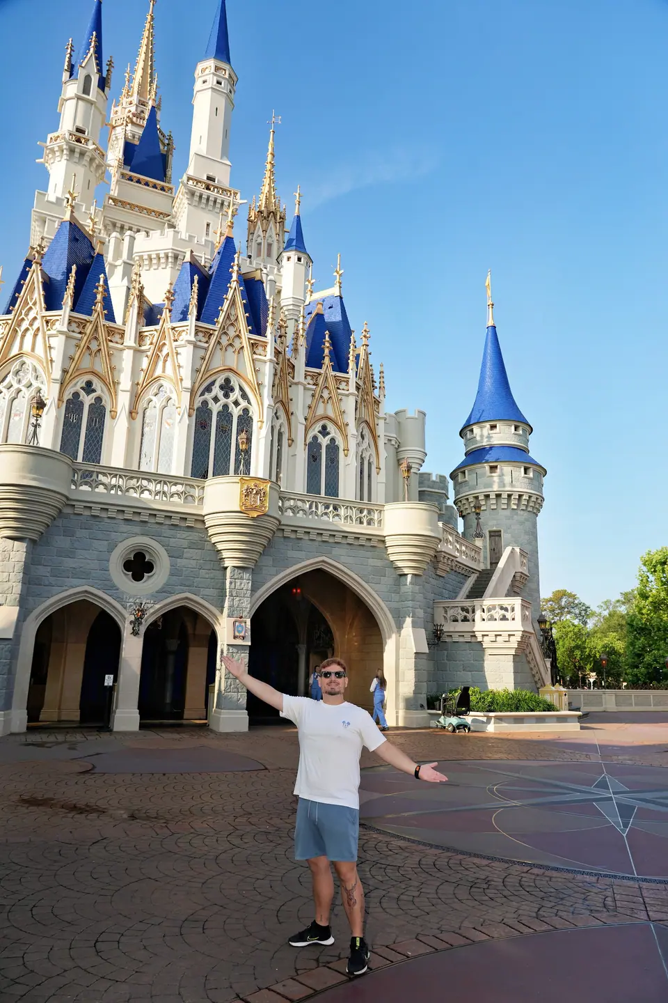 Thomaz de braços abertos em frente ao Castelo da Cinderela, no Magic Kingdom