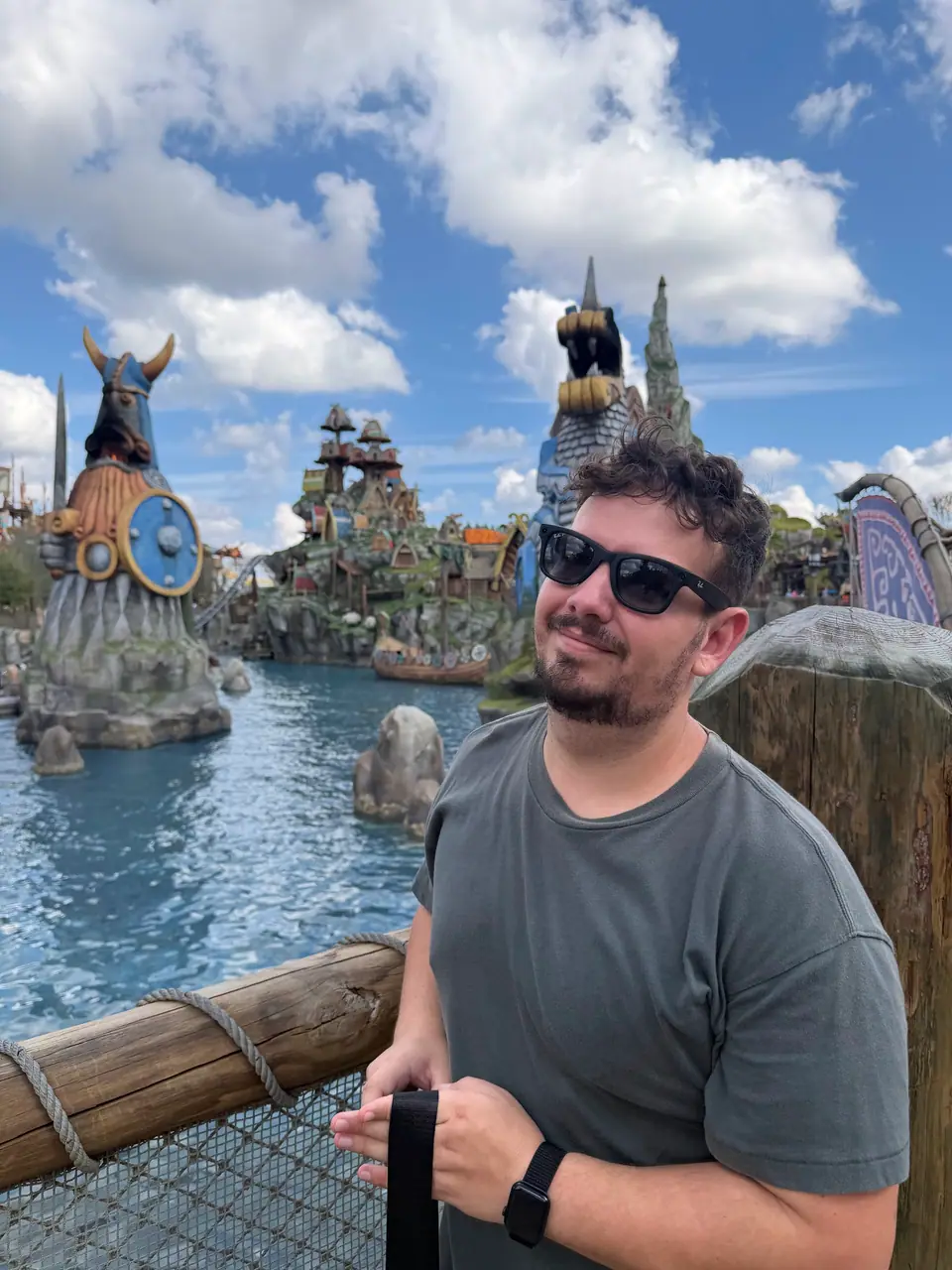 Thomaz, da Desenrola Turismo, na Isle of Berk, no Epic Universe