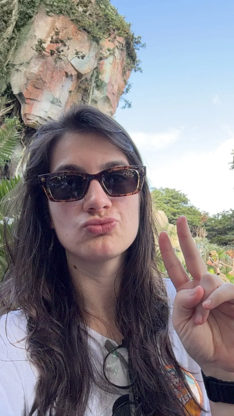 Camila, da Desenrola, fazendo sinal de paz no Animal Kingdom