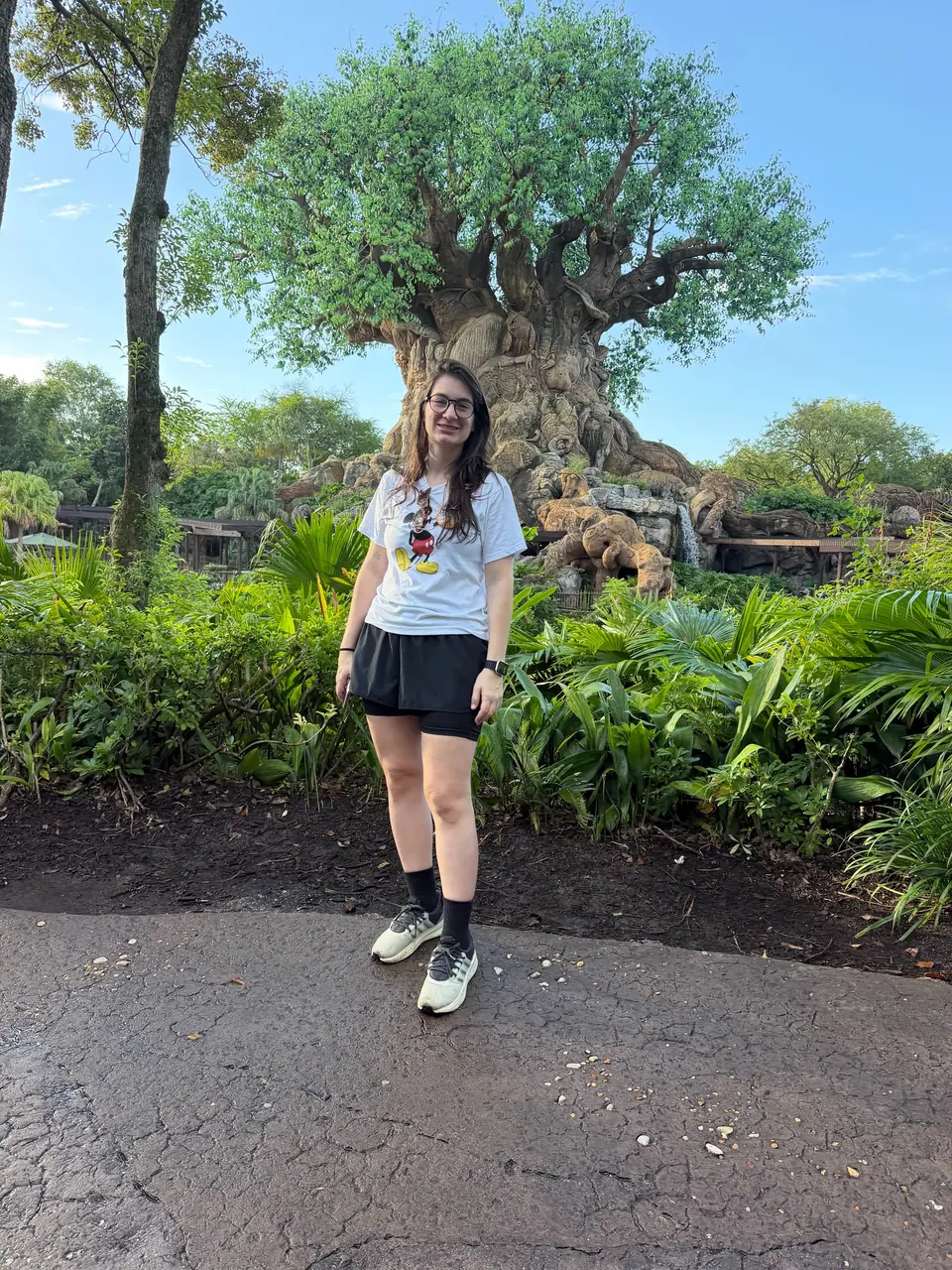 Camila, da Desenrola, diante da Árvore da Vida, no Animal Kingdom