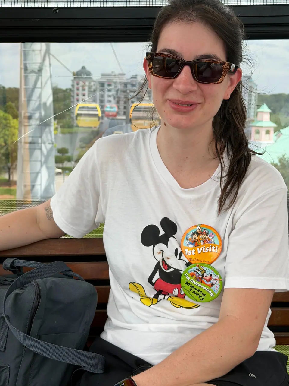 Camila, da Desenrola, sorrindo dentro de uma cabine do Disney Skyliner