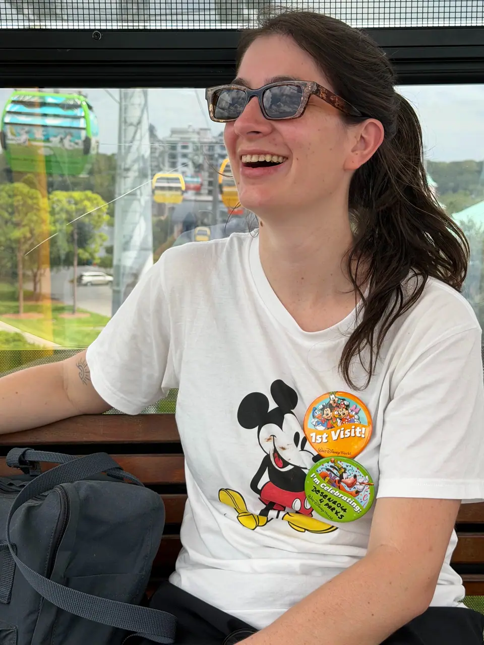 Camila, da Desenrola, rindo dentro de uma cabine do Disney Skyliner