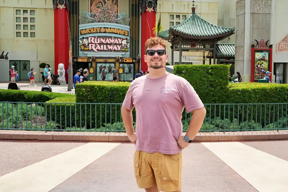 Thomaz, da Desenrola Turismo, em frente ao Chinese Theatre no Hollywood Studios